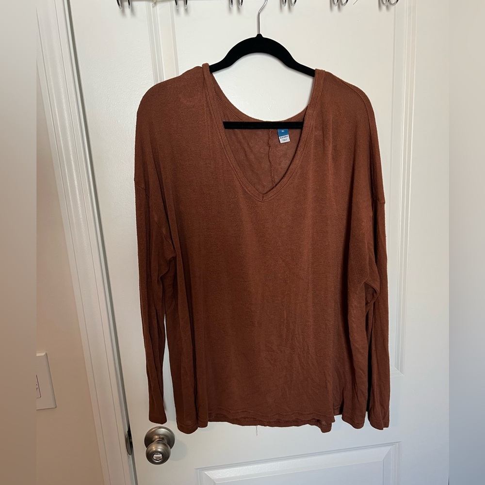 V-neck long sleeve shirt